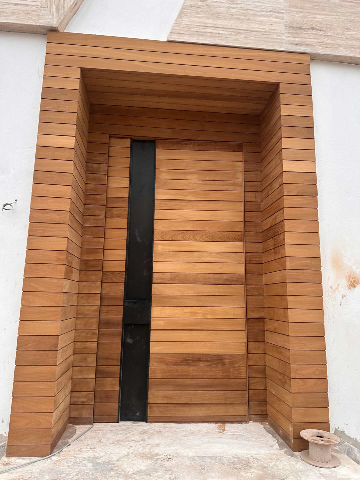 Porte d’entrée en bois réalisée sur mesure